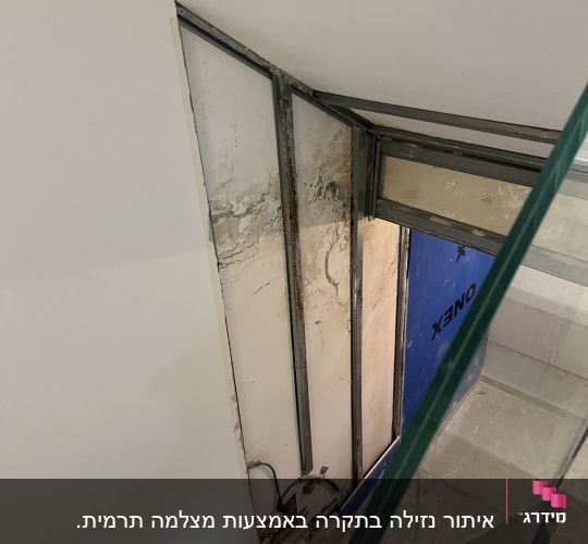 תיקון קיר עם סימני רטיבות ליד מדרגות
